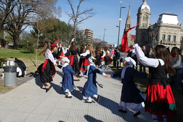 Tras el txupinazo que dio inicio al festejo de San Fermín, las dantzaris del Hiru Erreka tresarroyense llevaron a cabo kalejiras y bailaron danzas típicas en la plaza de la ciudad (fotoEE)